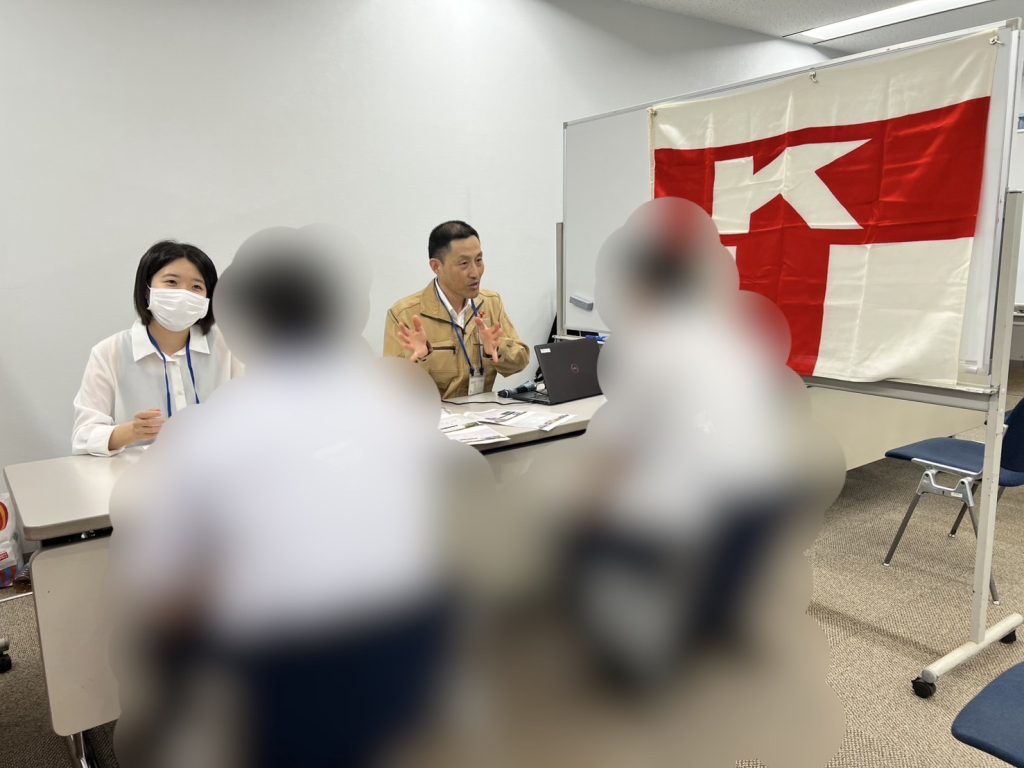学生に旭汽船の特徴を説明している様子の写真